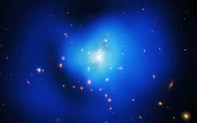 凤凰座星系团中心黑洞