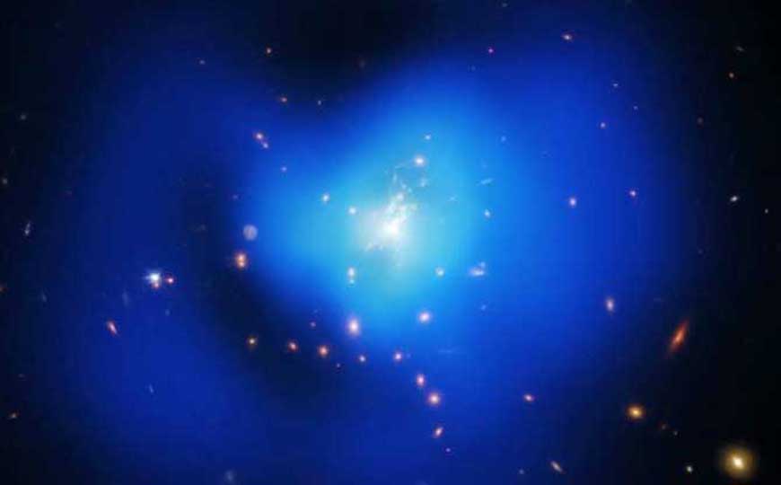 凤凰座星系团中心黑洞